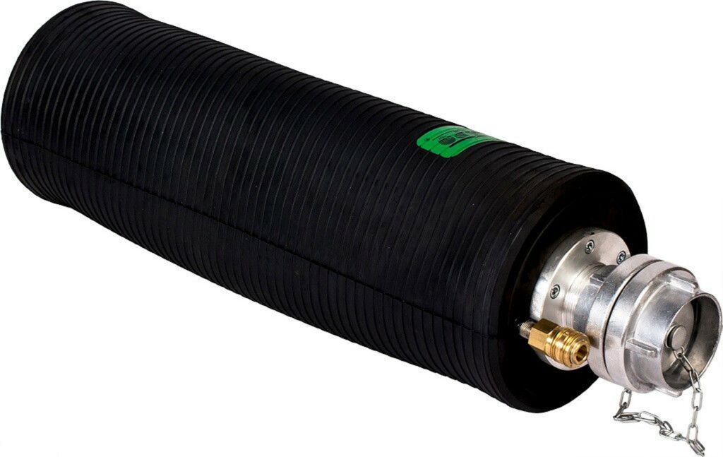 Ein zylindrischer schwarzer Rohrstopfen aus Gummi mit einem Metallventil und einem Schlauchanschluss an einem Ende liegt horizontal.