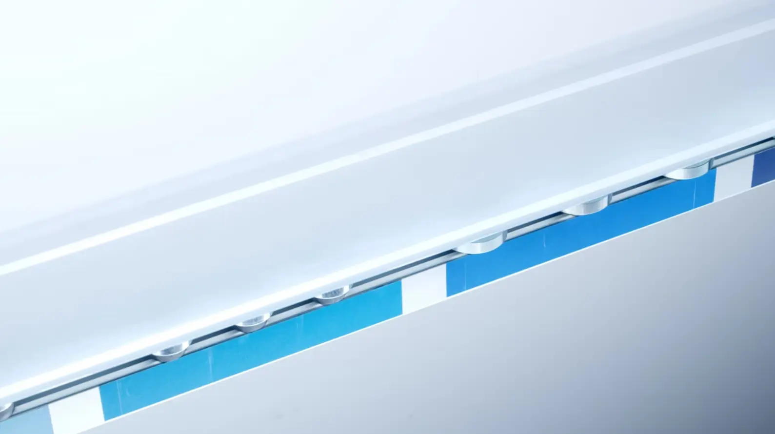 Nahaufnahme einer Comprex-Leuchtstofflampe an einer weißen Decke mit blauen Kacheln im Hintergrund.