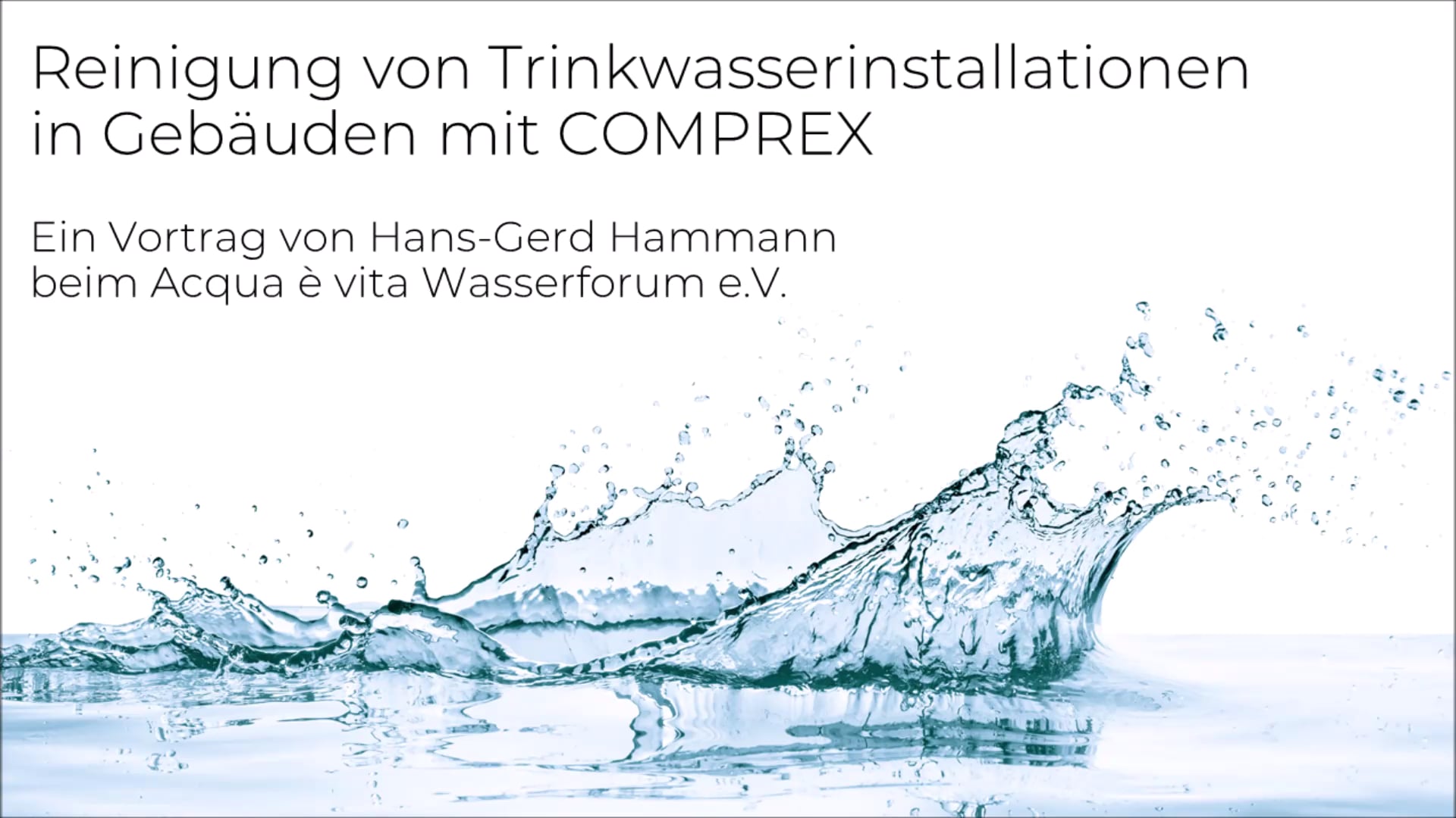 Spritzendes Wasser mit deutschem Text: „Reinigung von Trinkwasserinstallationen und Rohrleitungs- und Anlagenreinigung mit COMPREX®“ und Sprecherangaben.