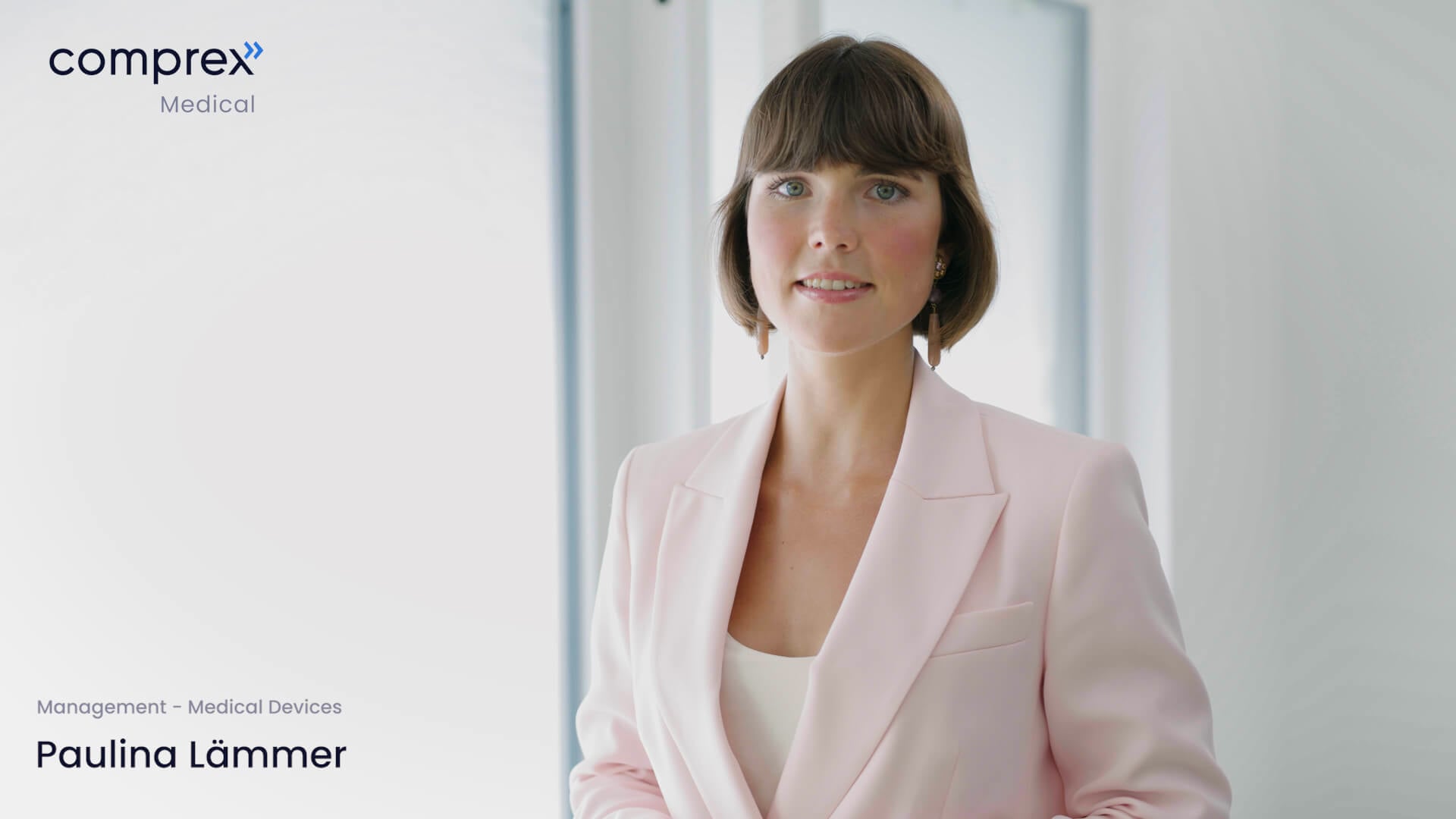 Eine Person in einem rosa Blazer posiert für ein professionelles Foto mit dem „comprex“-Logo, dem Text „Paulina Lämmer“ und der Hervorhebung von Rohrleitungs- und Anlagenreinigung mit Comprex®.