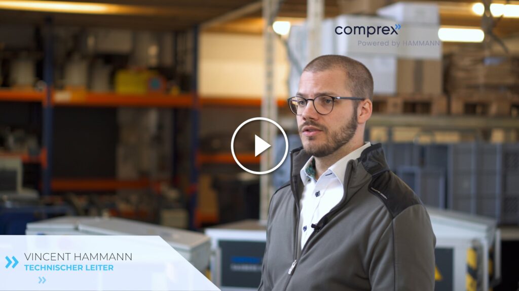 Ein Mann spricht in einer Lagerhalle, er trägt eine Brille und eine Jacke. Text auf dem Bildschirm: „Vincent Hammann, Technischer Leiter, Rohrleitungs- und Anlagenreinigung mit Comprex®.