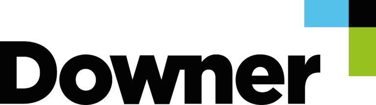 Downer-Logo mit schwarzem Text und drei sich überlappenden Quadraten in Blau, Schwarz und Grün oben rechts.