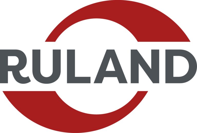 Ruland-Logo mit fettgedrucktem grauen Text und einem roten Bogenmuster über und unter dem Schriftzug.
