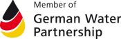 Logo mit dem Text „Mitglied der German Water Partnership“ und einer Grafik aus drei ineinandergreifenden Tropfenformen in Schwarz, Rot und Gelb, die Effizienz in der industriellen Rohrreinigung symbolisieren.